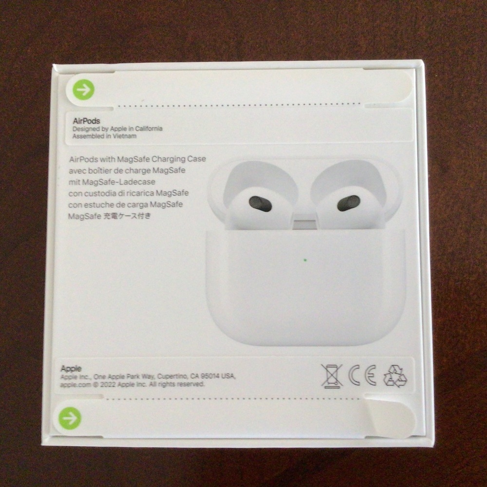 Apple Air Pods with MagSafe Charging Case